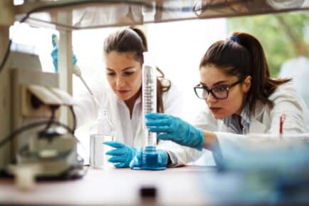 Women scientists in a laboratory.